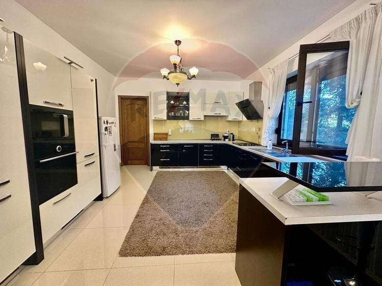 Casă individuală cu 6 camere cu Teren 1180 Mp în Sicrita