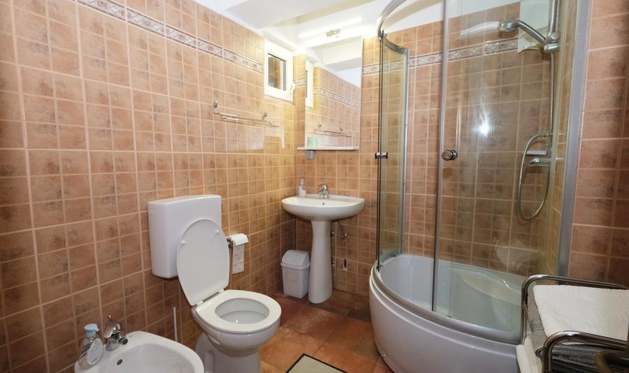 Casă individuală cu 16 camere cu Canalizare în Cheia