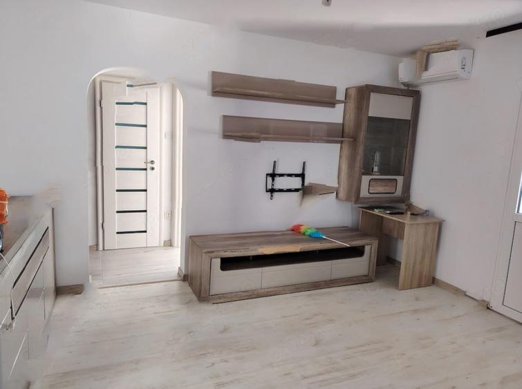 Apartament cu 3 camere semidecomandat, mobilat în Titan