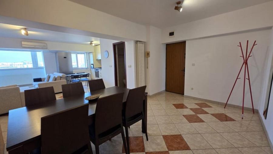 Apartament cu 3 camere semidecomandat în Unirii