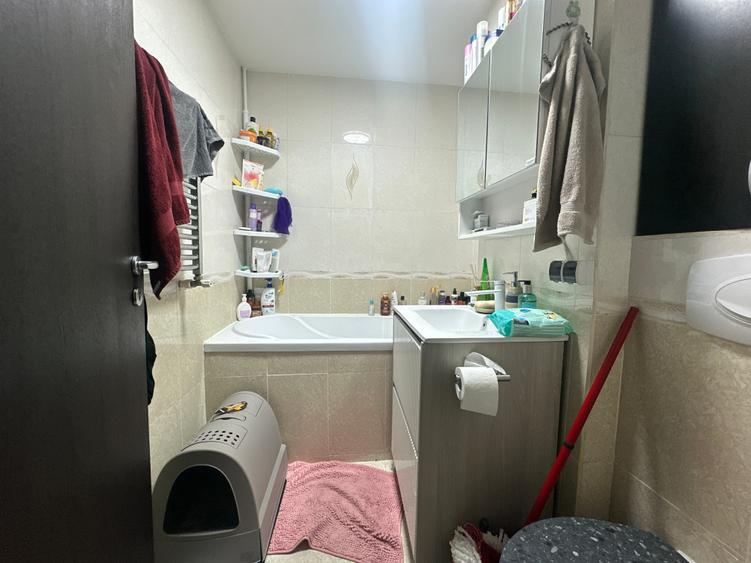 Apartament cu 3 camere semidecomandat în Drumul Taberei