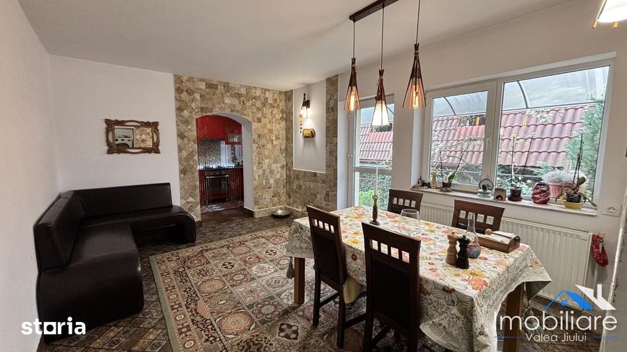 Casă cu 7 camere cu Teren 700 Mp în Petros
