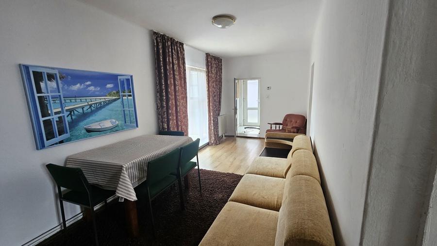Apartament cu 3 camere semidecomandat în Exterior Vest