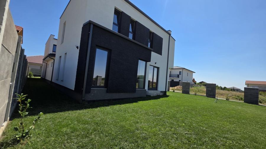 Duplex cu 5 camere cu Canalizare în Dumbrăvița