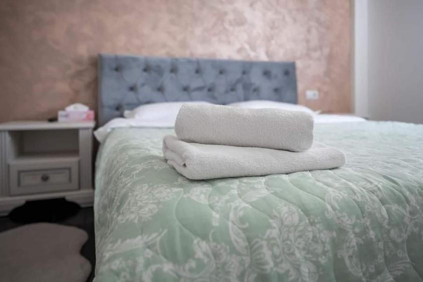 Apartament cu 3 camere semidecomandat în Exterior Vest