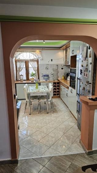 Apartament cu 5 camere decomandat, mobilat în Dumbrăveni