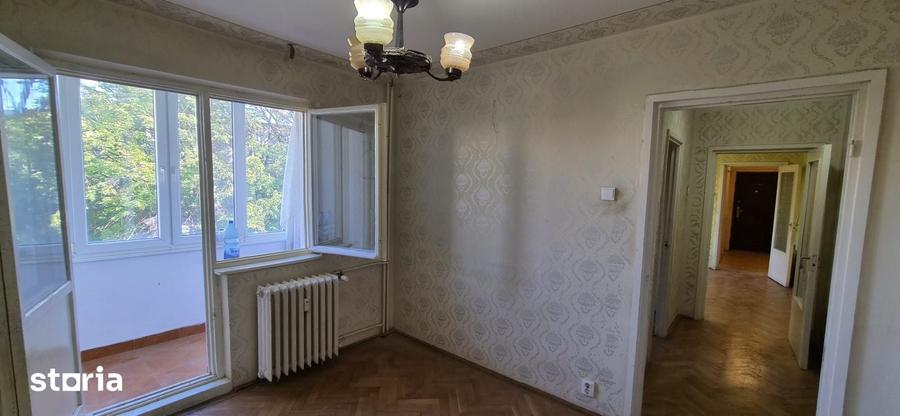 Apartament cu 3 camere semidecomandat în Circumvalațiunii