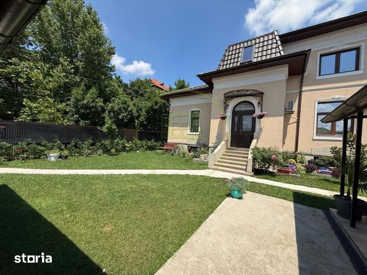 Casă cu 10 camere cu Teren 458 Mp în Central