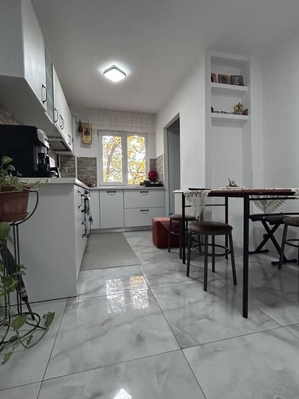 Apartament cu 3 camere decomandat în Central