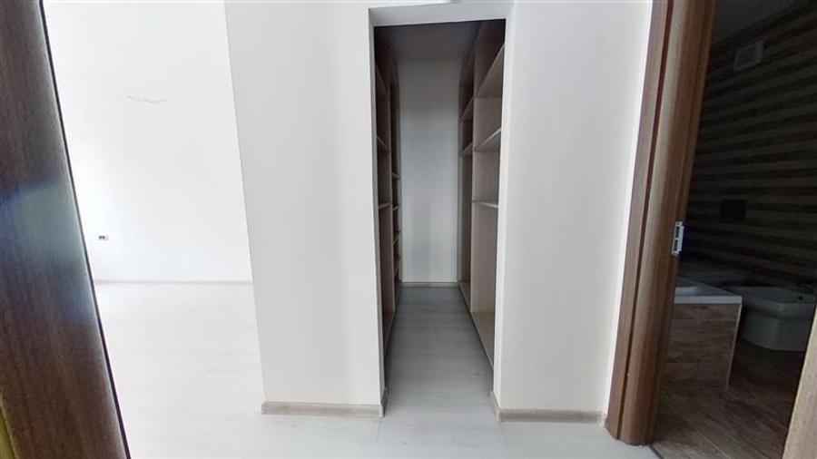 Apartament cu 3 camere decomandat, mobilat în Tractorul