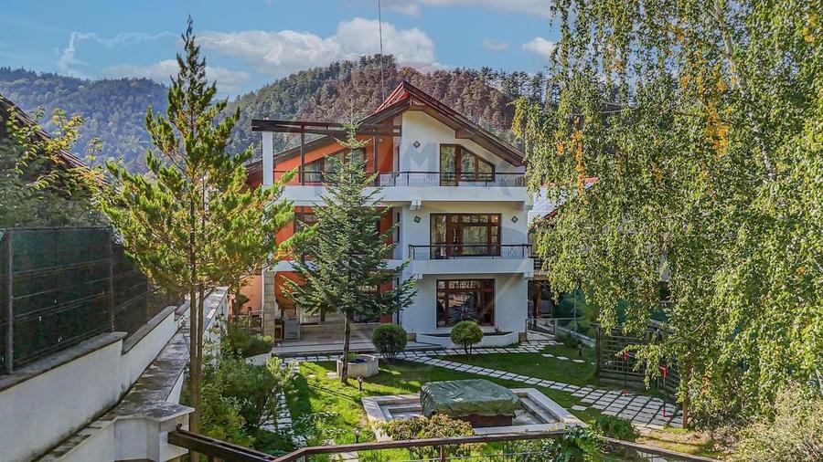 Casă individuală cu 11 camere cu Piscina în Schei