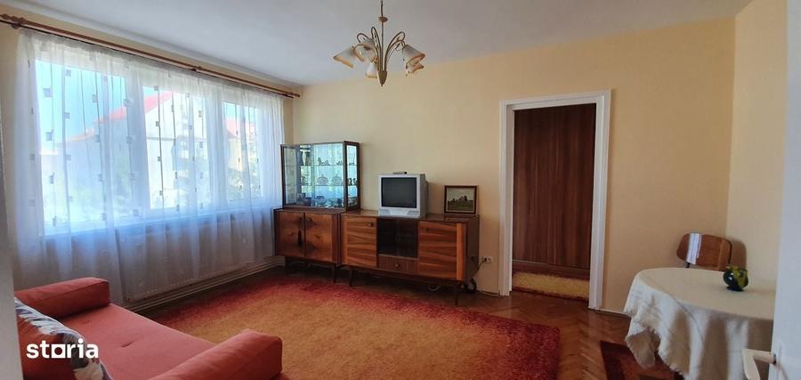 Apartament cu 2 camere semidecomandat în Cristian