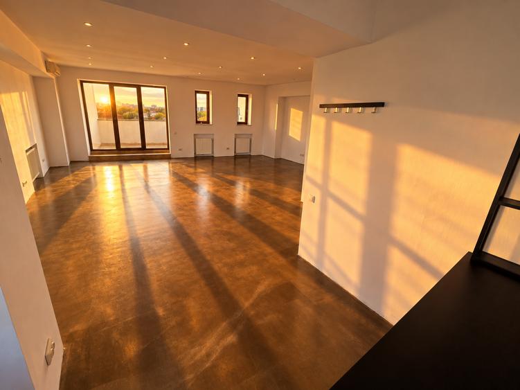 Apartament cu 4 camere decomandat în Floreasca