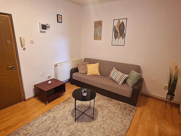 Apartament cu 2 camere semidecomandat, mobilat în 13 Septembrie
