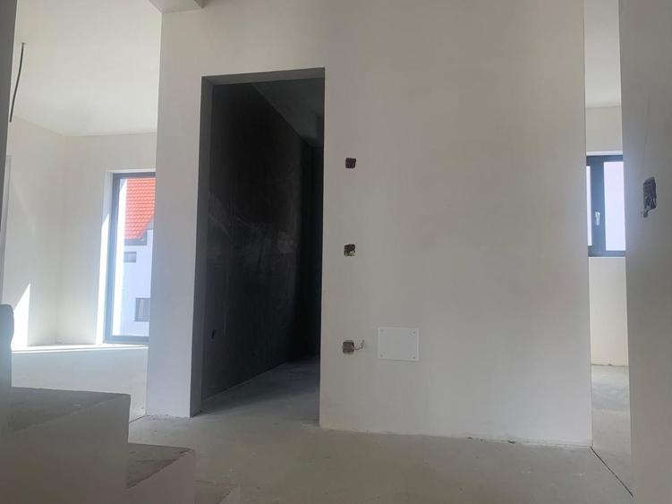Duplex cu 4 camere cu Canalizare în Bună Ziua
