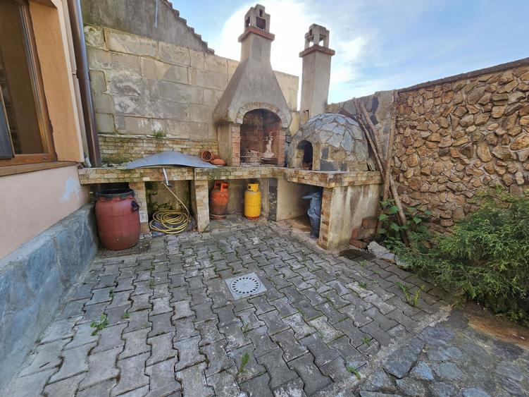 Casă individuală cu 7 camere cu Canalizare în Est