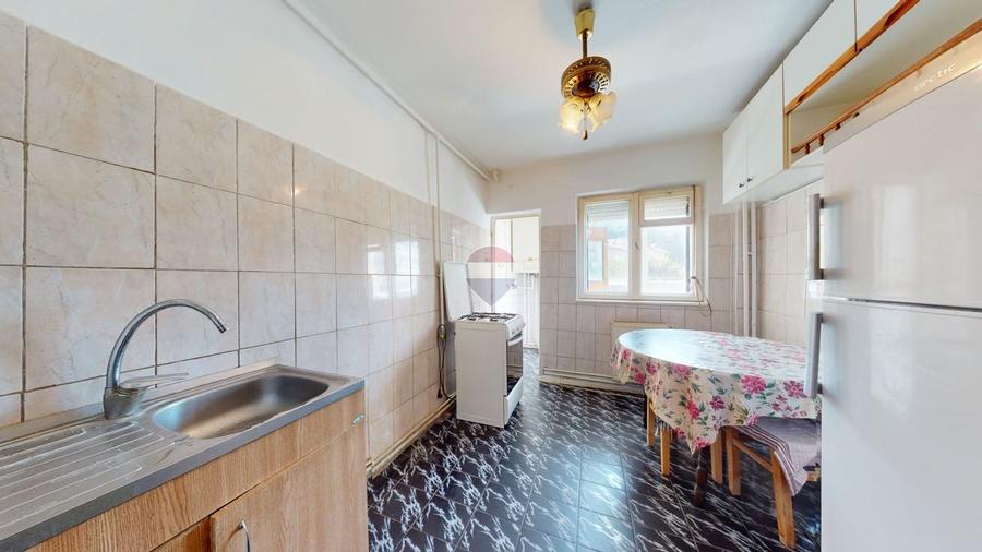 Apartament cu 4 camere decomandat în Răcădău