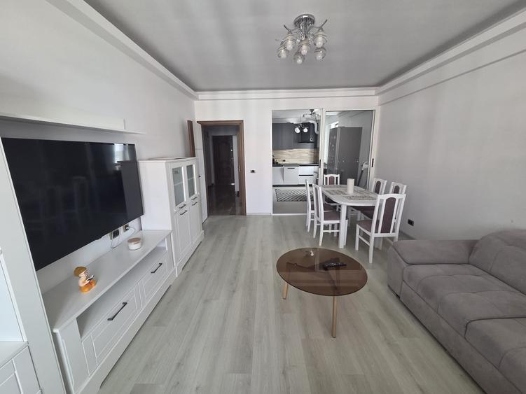 Apartament cu 3 camere decomandat în Tractorul