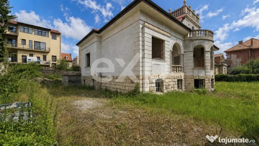 Casă cu 7 camere cu Teren 1048 Mp în Central