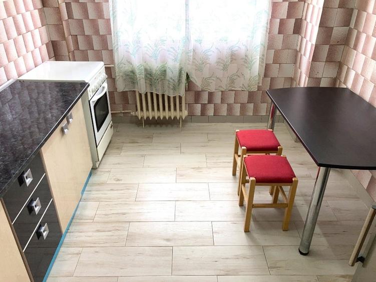 Apartament cu 3 camere semidecomandat în Rahova