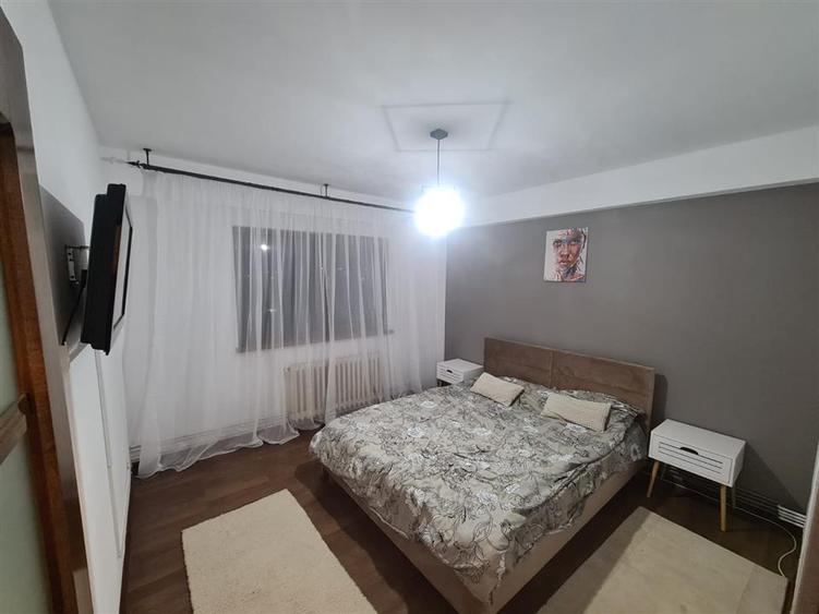 Apartament cu 3 camere decomandat, mobilat în Nicolina