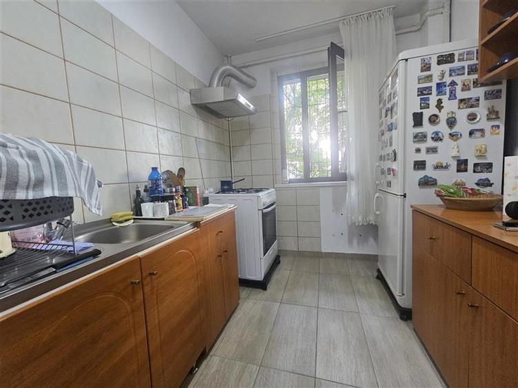 Apartament cu 4 camere semidecomandat în Gorjului