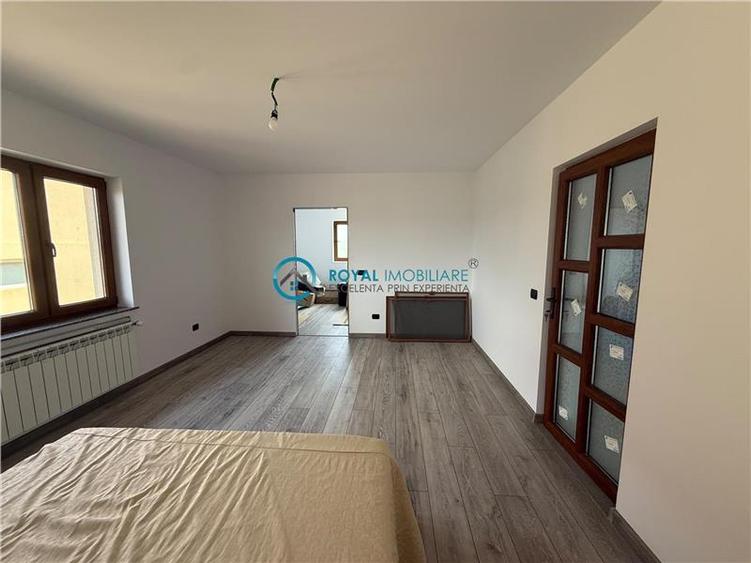Casă individuală cu 5 camere cu Teren 3700 Mp în Central
