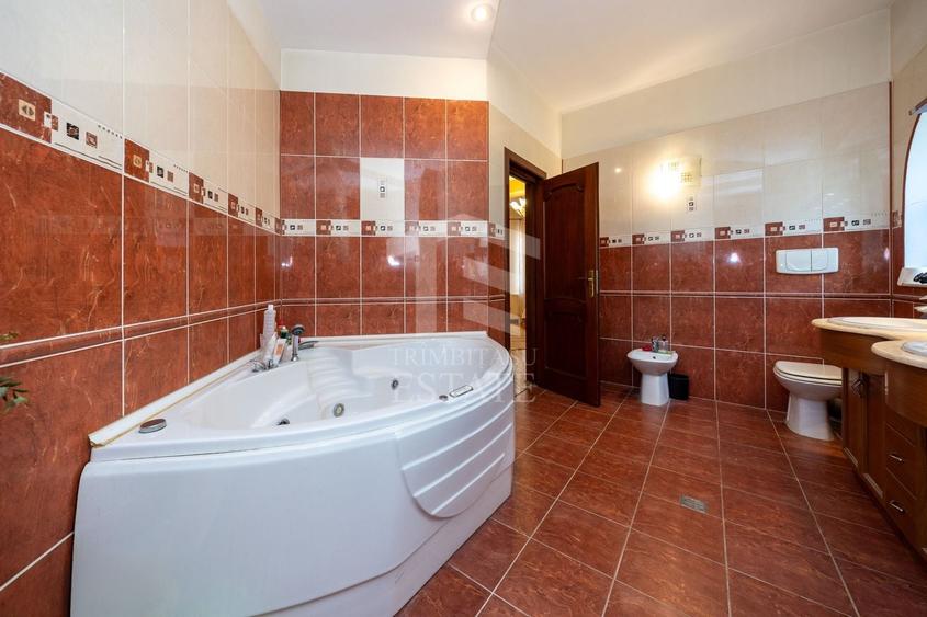 Casă individuală cu 8 camere cu Canalizare în Central