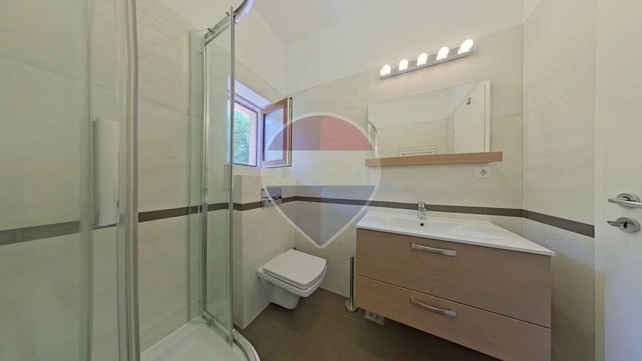 Apartament cu 3 camere semidecomandat, mobilat în Europa