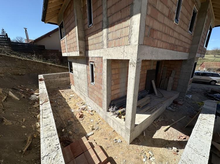 Casă cu 4 camere cu Canalizare în Suceagu