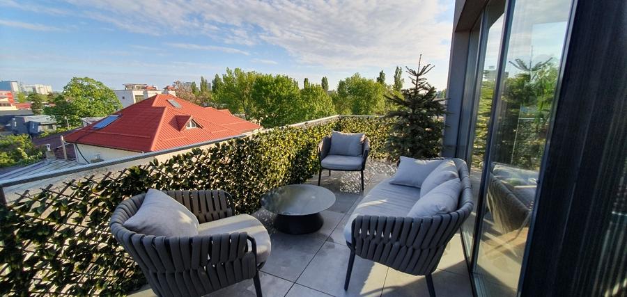 Apartament cu 3 camere, mobilat în Tei
