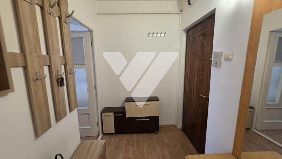 Apartament cu 3 camere semidecomandat, mobilat în Mihai Viteazul