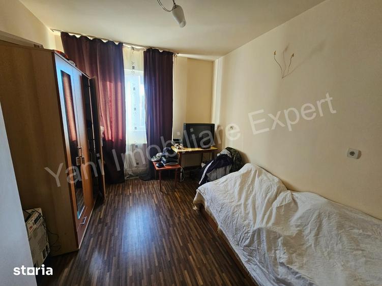 Casă cu 10 camere cu Teren 2642 Mp în Central