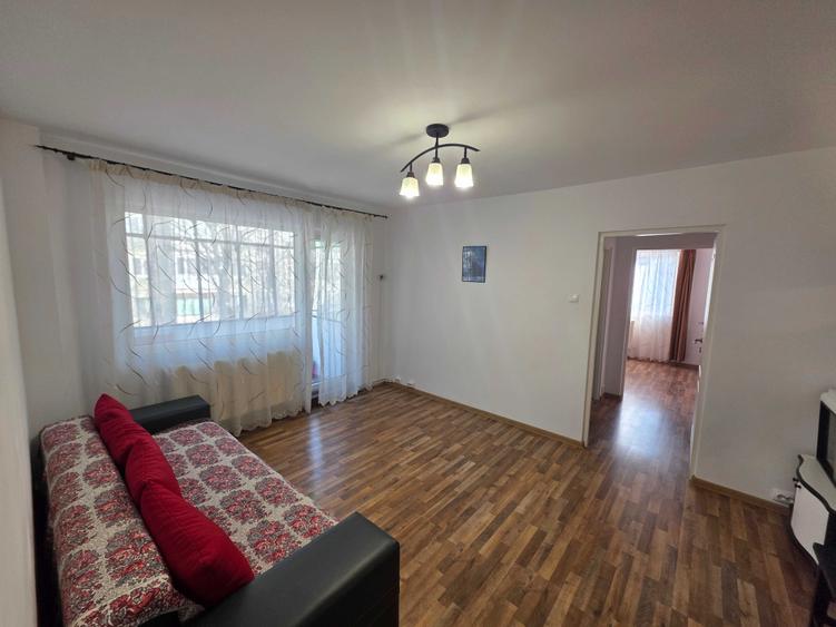 Apartament cu 2 camere semidecomandat în Podu Roș