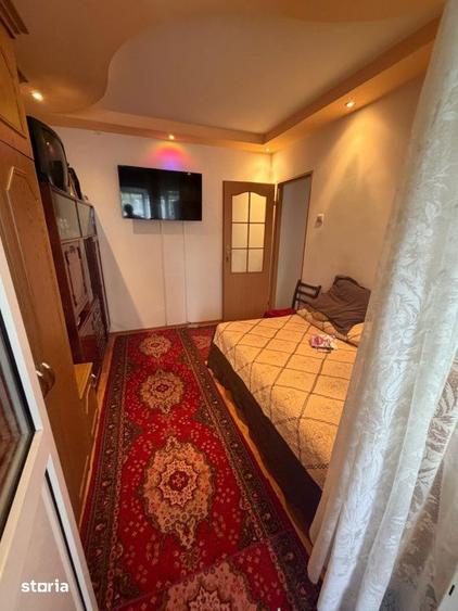 Apartament cu 3 camere semidecomandat în Craiovița Nouă