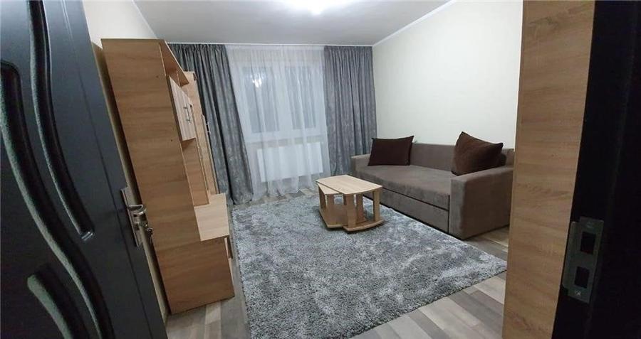 Apartament cu 3 camere semidecomandat, mobilat în Circumvalațiunii