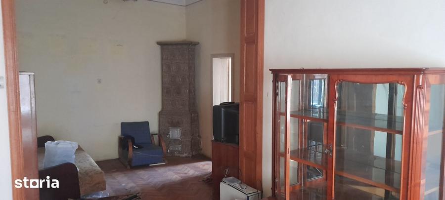 Casă cu 6 camere cu Teren 394 Mp în Central