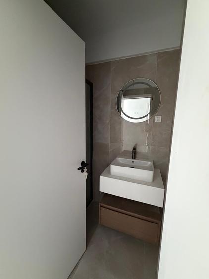 Apartament cu 3 camere semidecomandat în Florești