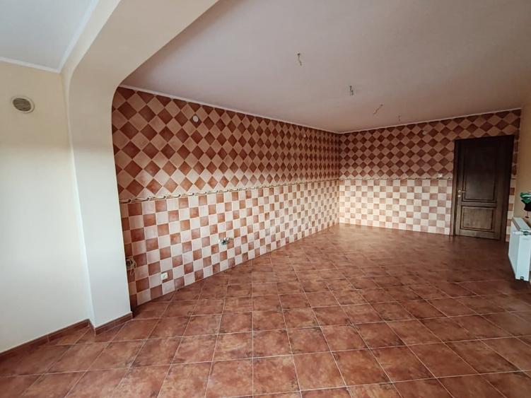 Casă individuală cu 5 camere cu Canalizare în Central