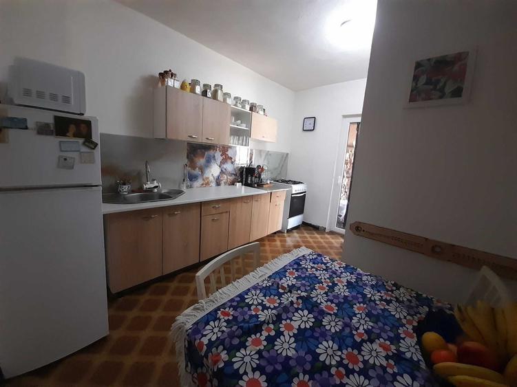 Apartament cu 4 camere decomandat în Criș