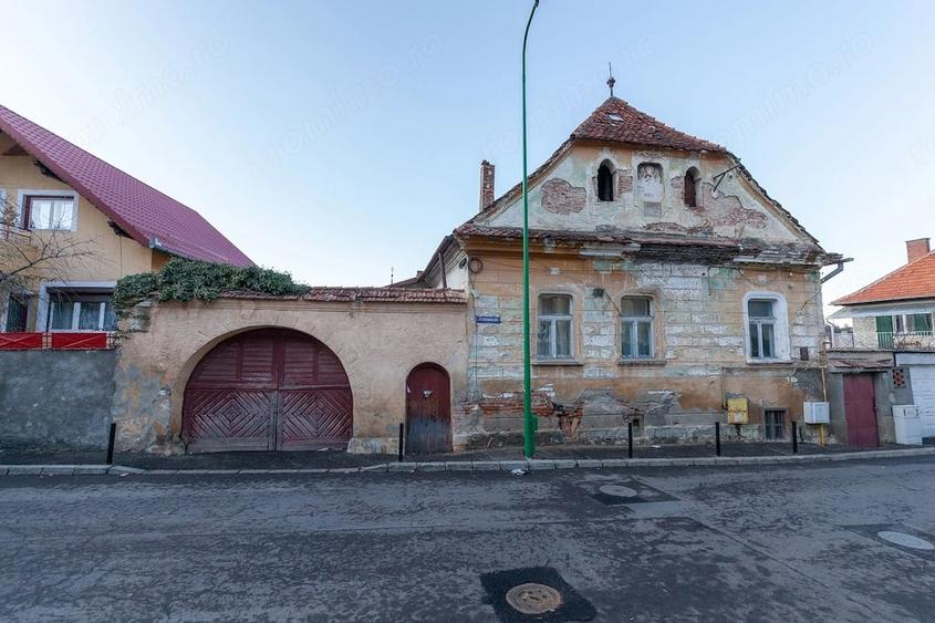 Casă cu 9 camere cu Teren 633 Mp în Schei