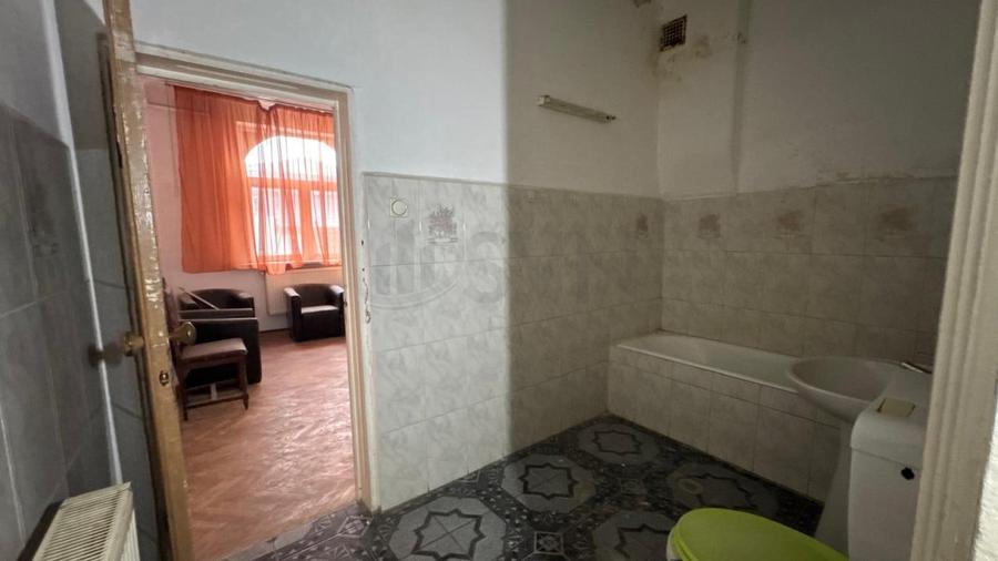 Casă individuală cu 11 camere cu Canalizare în Dristor