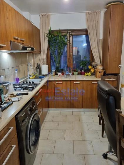 Apartament 3 camere, 65 mp, decomandat, Podu Ros - etaj 3, 2 balcoane, AC - 3