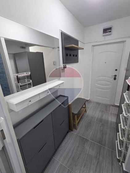 Apartament cu 2 camere semidecomandat, mobilat în Central