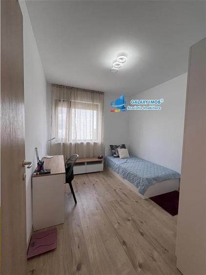 Apartament cu 4 camere semidecomandat, mobilat în Băneasa