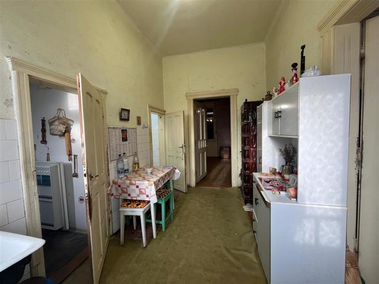 Apartament cu 3 camere nedecomandat, mobilat în Central