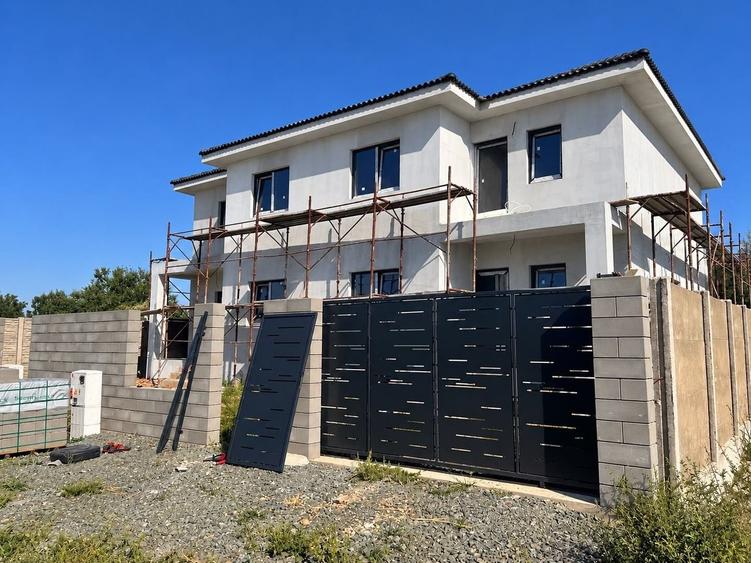 Duplex cu 5 camere cu Canalizare în Moșnița Nouă