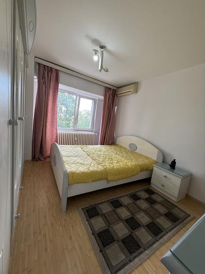 Apartament cu 3 camere decomandat, mobilat în P-ța Victoriei