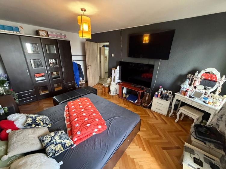 Apartament cu 3 camere decomandat în Cetate