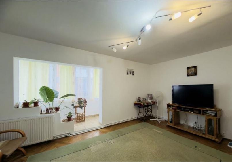 Apartament cu 4 camere decomandat în Bucovina